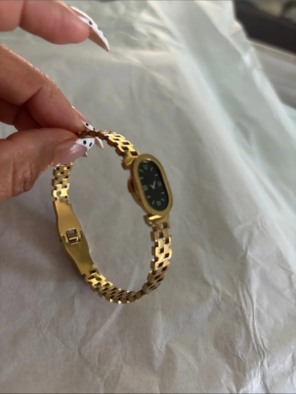 Elegant Women's Gold-Tone Bracelet Watch with Black Dial NOT REAL watch